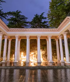 Brandi Love ikki ishchiga minaj beradi