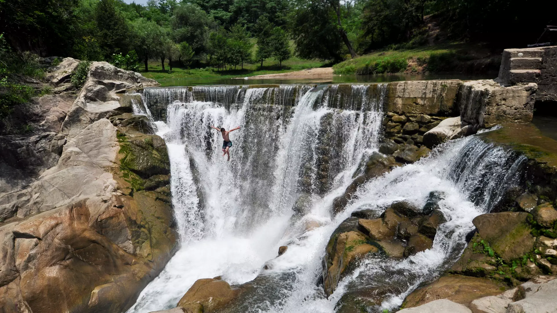Samtsvera Waterfall – Beautiful Views for Great Shots